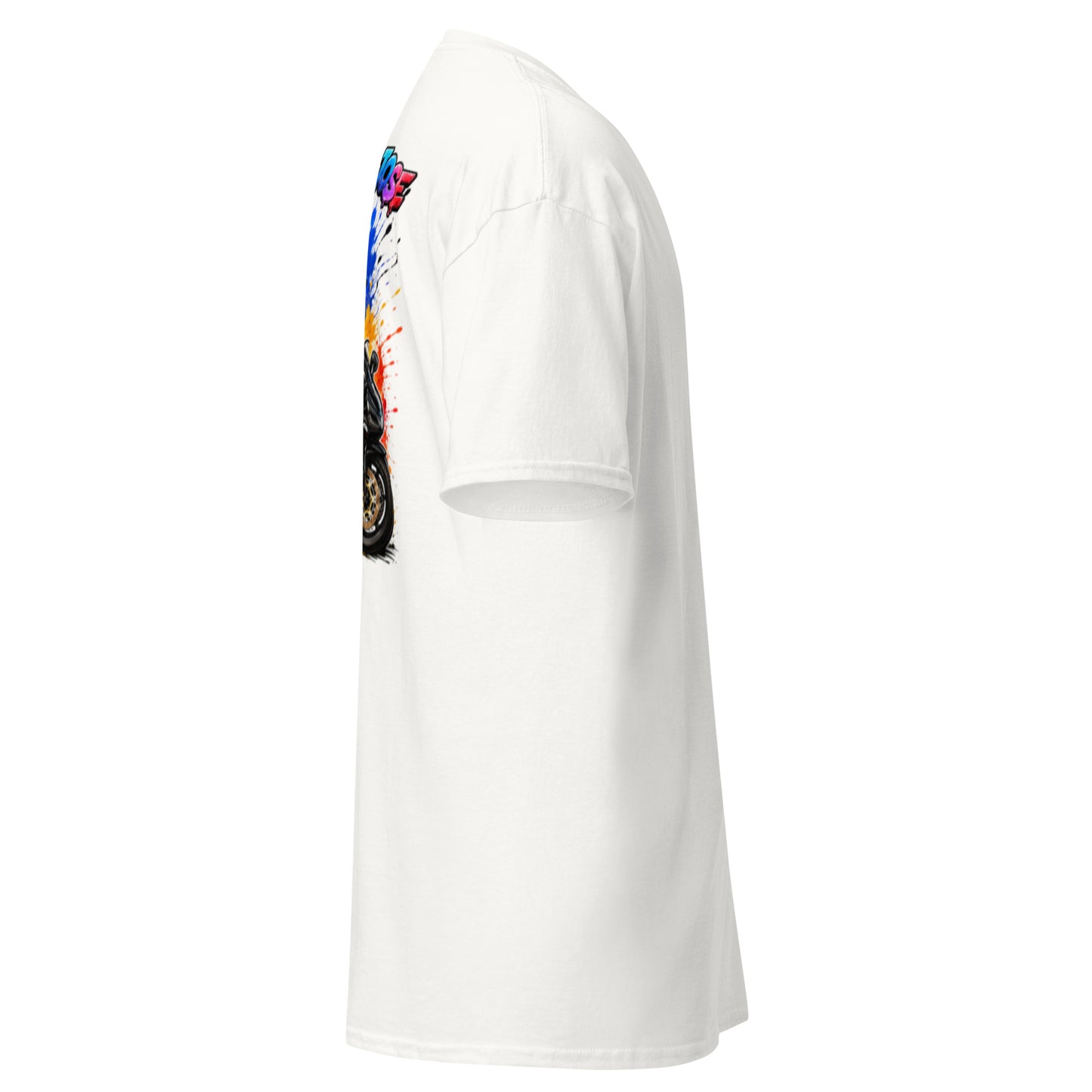 Camiseta personalizada blanca vista lateral derecha con diseño cartoon moto - Moda Cartoon Lab