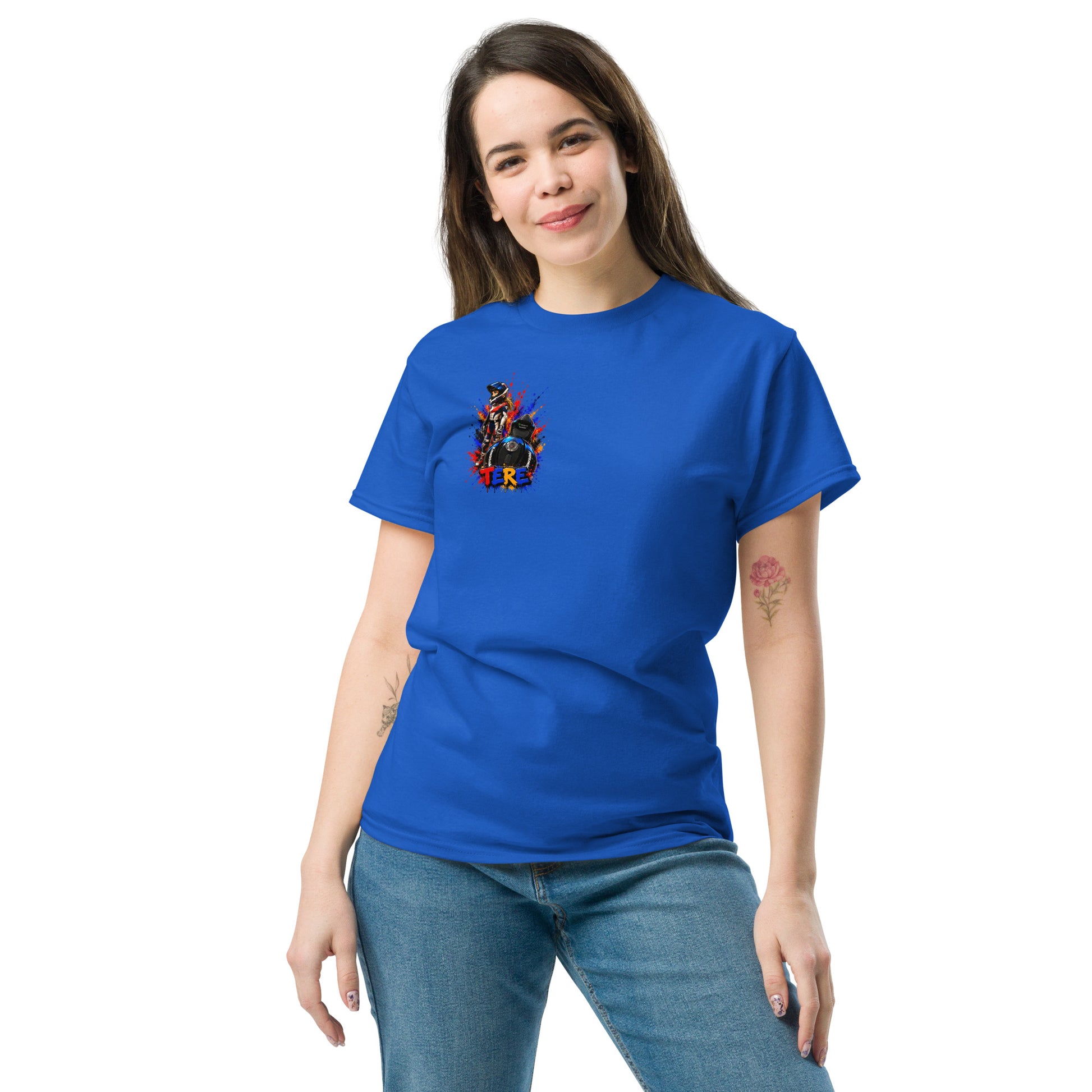 Camiseta azul royal mujer frontal con diseño cartoon motociclista personalizado - Moda Cartoon Lab