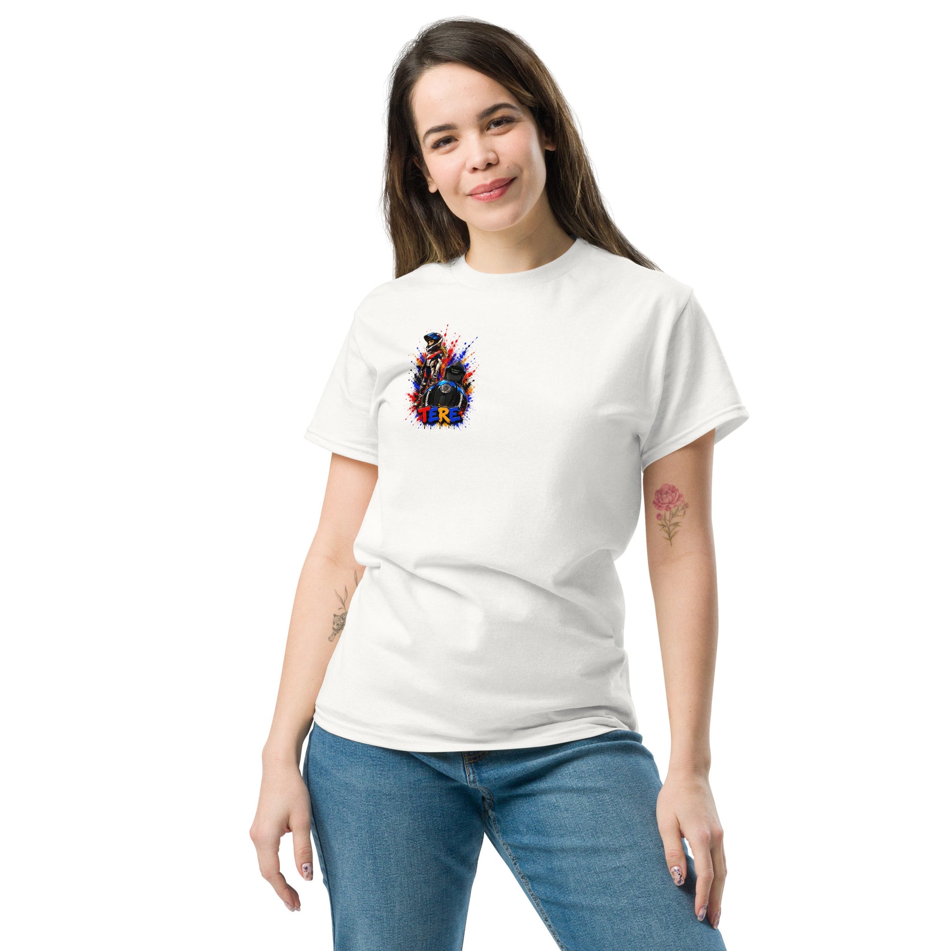 Camiseta blanca mujer frontal con diseño cartoon motociclista personalizado - Moda Cartoon Lab
