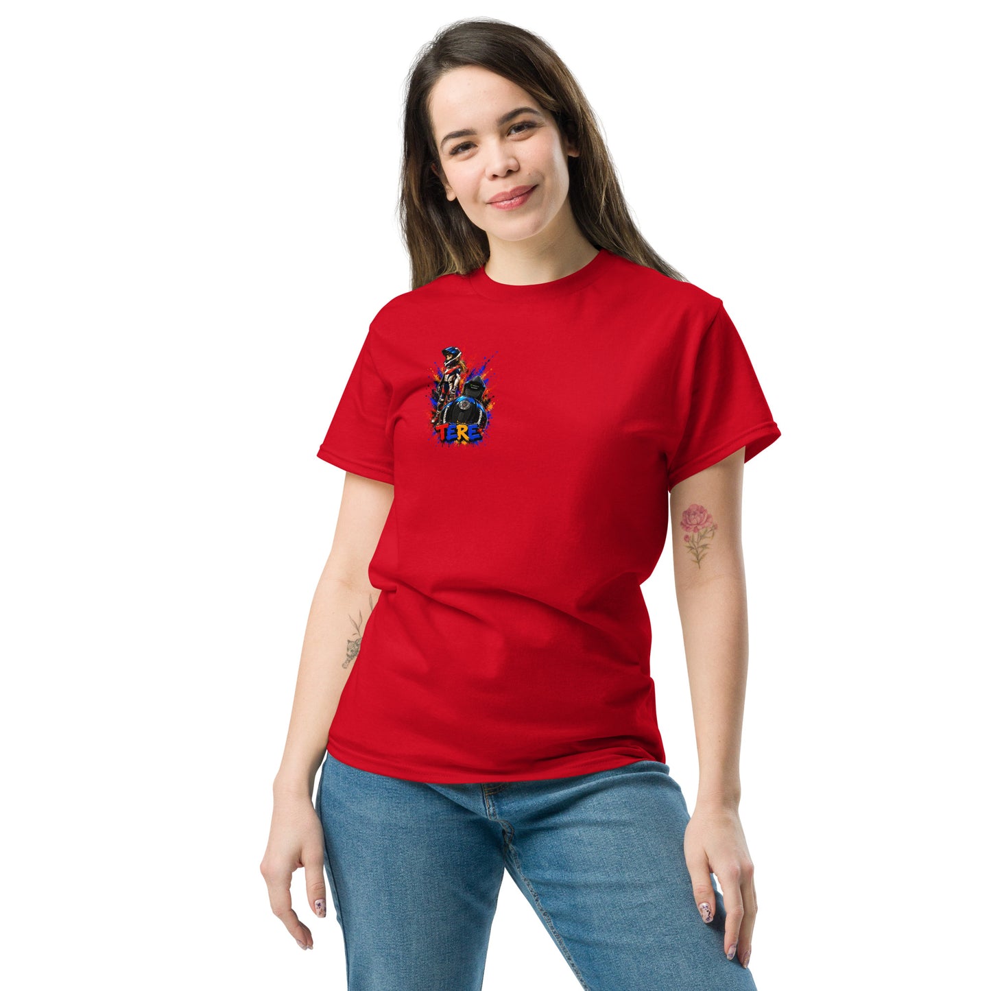 Camiseta roja mujer frontal con diseño cartoon motociclista personalizado - Moda Cartoon Lab